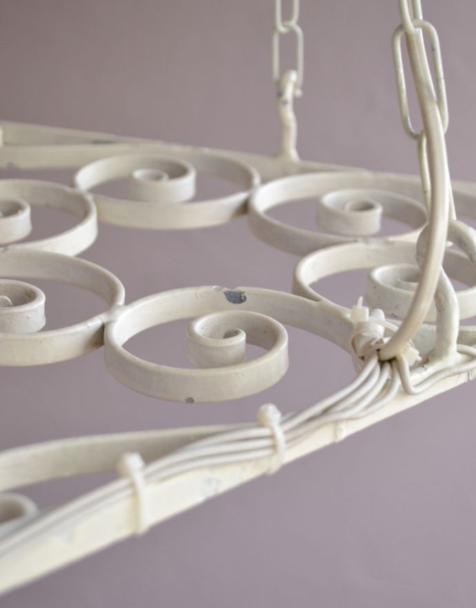 シャンデリア　照明・ライティング　フランスで見つけたアイアン製のアンティークシャンデリア（3灯タイプ）（Ｅ17シャンデリア球付）。アンティークらしいデザインアイアンをクルッと曲げただけでここまで優雅なデザインを作ってあるところがアンティークらしさだなって感じてしまいます。(k-748-z-1)