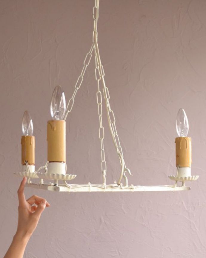 シャンデリア　照明・ライティング　フランスで見つけたアイアン製のアンティークシャンデリア（3灯タイプ）（Ｅ17シャンデリア球付）。アイアンの曲線が描くシャンデリアの美しさシャンデリアと言うとキラキラしたイメージですが、アイアンのシャンデリアはシンプルなものが多いので、気を使わずいろんな場所で使えるんです。(k-748-z-1)