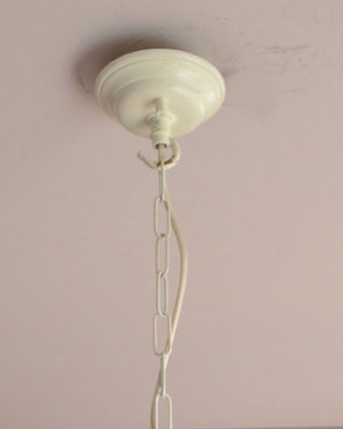 シャンデリア　照明・ライティング　フランスで見つけたアイアン製のアンティークシャンデリア（3灯タイプ）（Ｅ17シャンデリア球付）。取り付け部分はこんな感じです天井に取り付ける部分には、こんなカバーが付いています。(k-748-z-1)