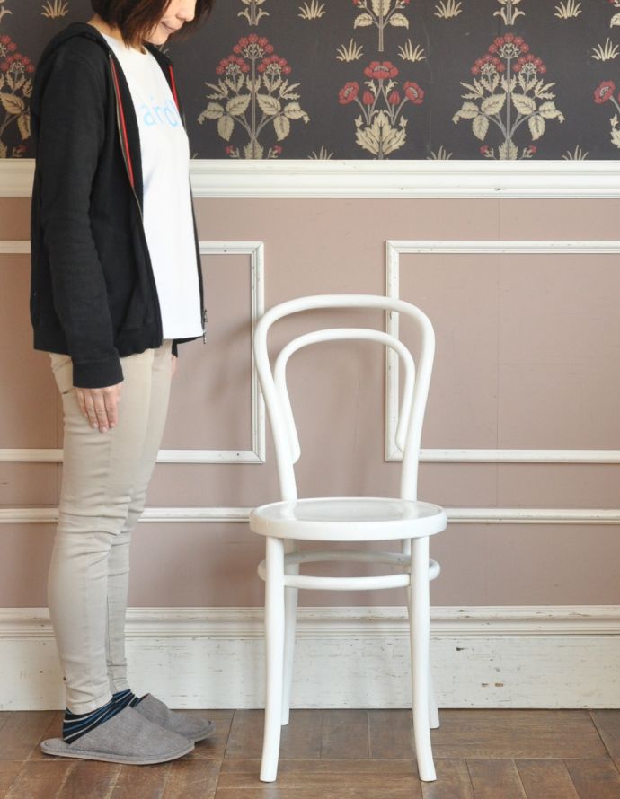 ベントウッドチェア アンティーク チェア ホワイトカラーのペイント椅子、フレンチスタイルにも合うアンティークベントウッドチェア。一本の木をぐにゅっと曲げたベントウッドチェア背もたれのデザインが特長のベントウッドチェア。(k-778-c-1)