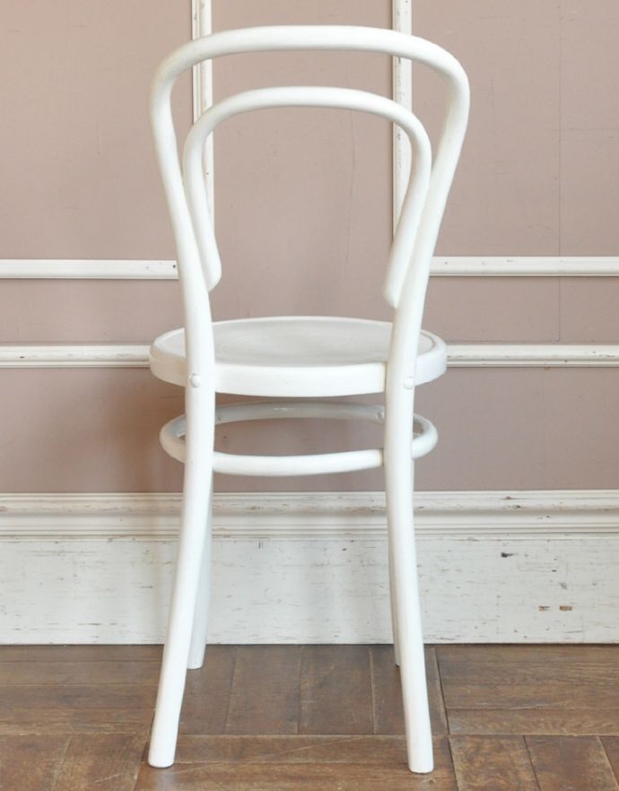 ベントウッドチェア アンティーク チェア ホワイトカラーのペイント椅子、フレンチスタイルにも合うアンティークベントウッドチェア。後ろ姿にも自信があります!アンティークは新品ではないので経年変化によるキズはありますが、しっかり修復して組み直したので安心して座って頂けます。(k-778-c-1)