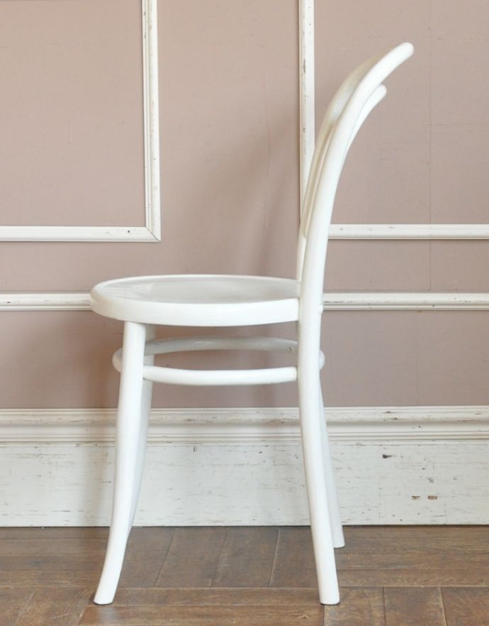 ベントウッドチェア アンティーク チェア ホワイトカラーのペイント椅子、フレンチスタイルにも合うアンティークベントウッドチェア。横顔も英国らしいカッコよさ英国のパブの雰囲気たっぷりのベントウッドチェアは、横から見てもカッコイイんです。(k-778-c-1)