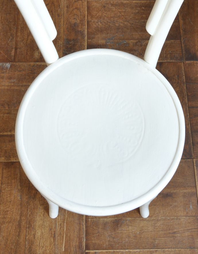 ベントウッドチェア アンティーク チェア ホワイトカラーのペイント椅子、フレンチスタイルにも合うアンティークベントウッドチェア。座面にも個性があります背もたれだけじゃなく座面にも注目!丸みを帯びた可愛い座面がベントウッドの特長です。(k-778-c-1)