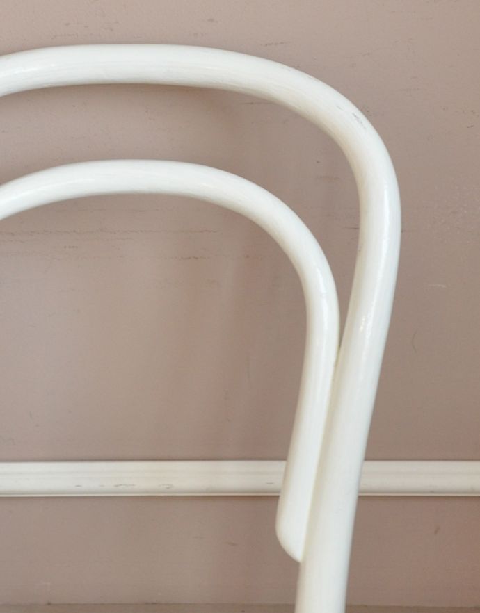 ベントウッドチェア アンティーク チェア ホワイトカラーのペイント椅子、フレンチスタイルにも合うアンティークベントウッドチェア。美しいだけじゃなくて強い!背もたれは木を切り出しているのではなく、1本の木材を蒸気で蒸して曲げているので、繊維が断ち切られず粘りがあって丈夫なんです。(k-778-c-1)