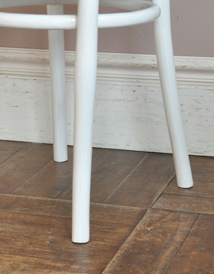 ベントウッドチェア アンティーク チェア ホワイトカラーのペイント椅子、フレンチスタイルにも合うアンティークベントウッドチェア。床を滑らせて移動出来ますHandleではアンティークチェアの脚の裏にフェルトキーパーをお付けしています。(k-778-c-1)