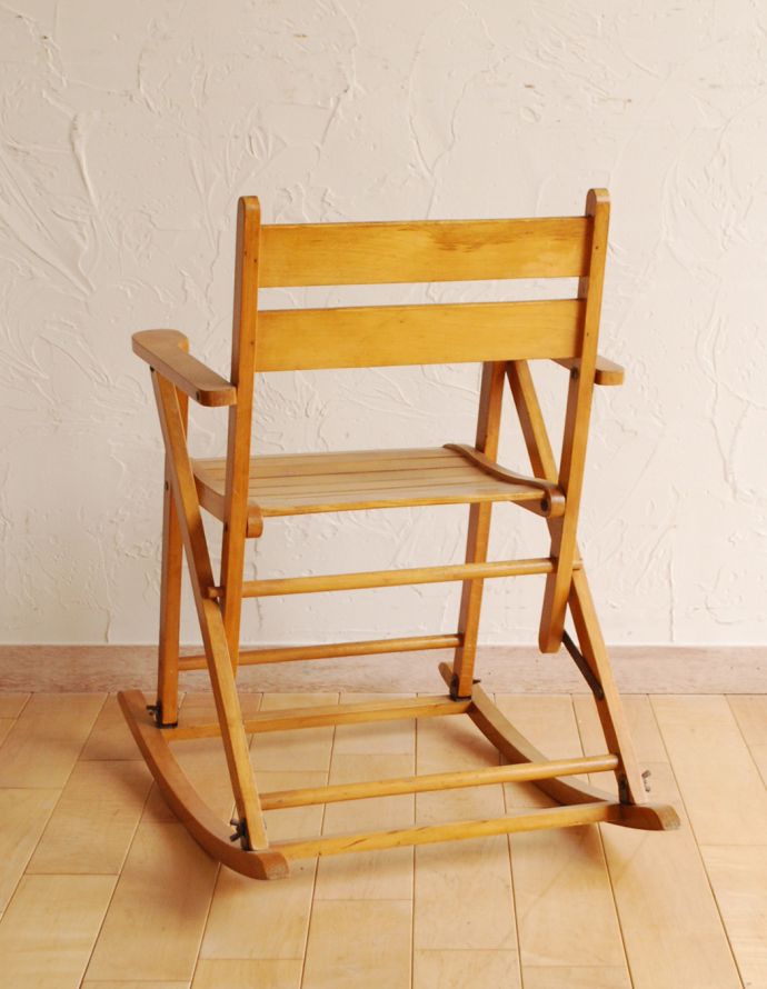 1Pソファ(ラウンジチェア) アンティーク チェア 温かな雰囲気のアンティークチェア、木製のチャイルドロッキングチェア。後ろから見ても、やっぱり可愛い!後ろから見ても、とっても可愛いデザインです。(k-808-c-1)