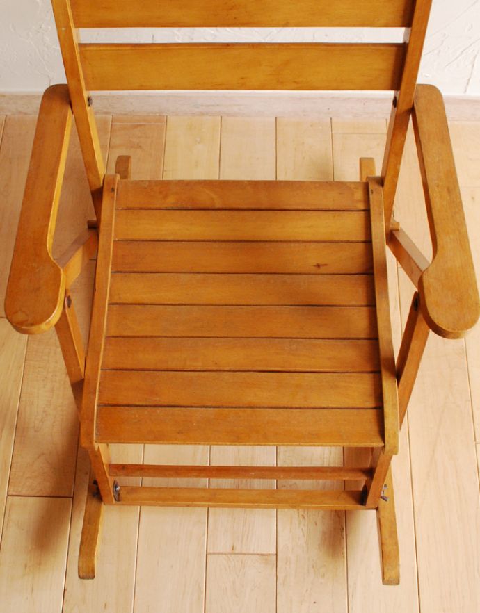 1Pソファ(ラウンジチェア) アンティーク チェア 温かな雰囲気のアンティークチェア、木製のチャイルドロッキングチェア。座面はこんな感じです木の色の濃淡が可愛いですね。(k-808-c-1)