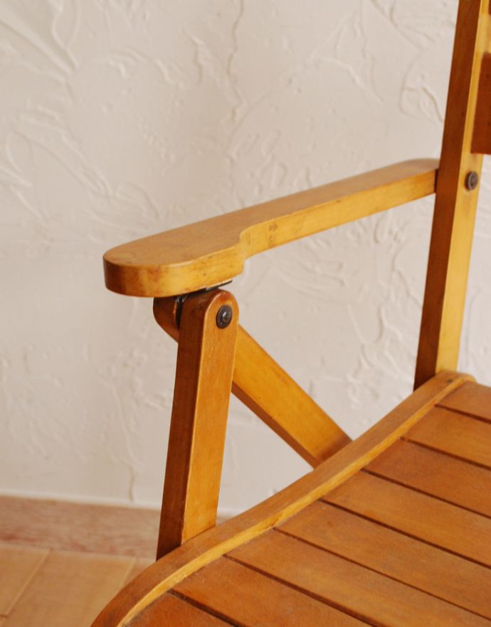 1Pソファ(ラウンジチェア) アンティーク チェア 温かな雰囲気のアンティークチェア、木製のチャイルドロッキングチェア。アーム部分にも注目転倒防止にもなるアームが付いています。(k-808-c-1)