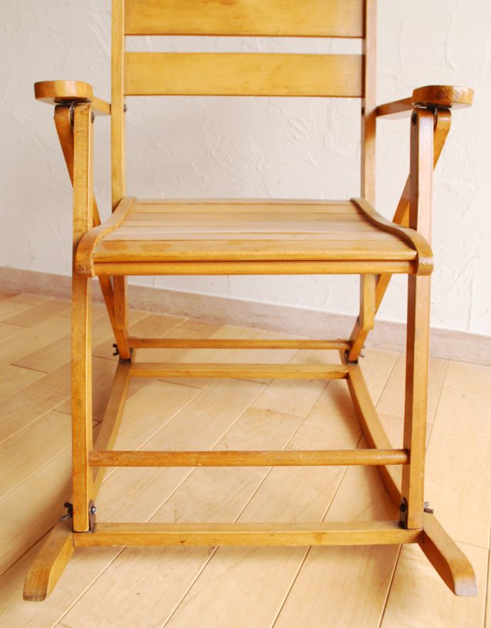 1Pソファ(ラウンジチェア) アンティーク チェア 温かな雰囲気のアンティークチェア、木製のチャイルドロッキングチェア。座面の下はこんな感じです持ち運びも気軽に出来ますよ。(k-808-c-1)