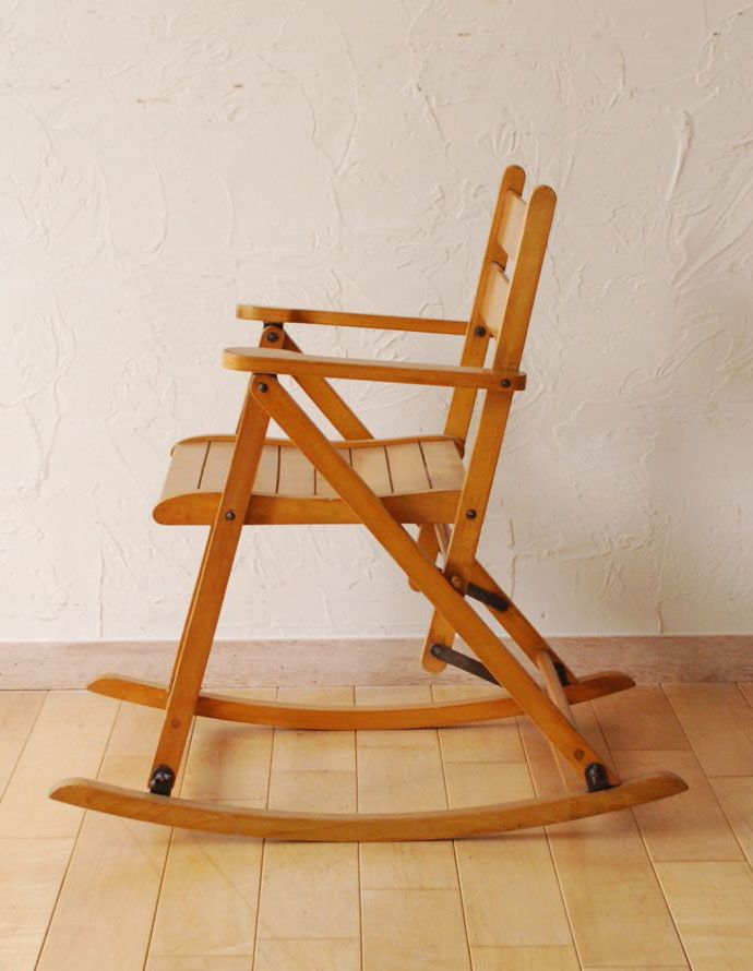 1Pソファ(ラウンジチェア) アンティーク チェア 温かな雰囲気のアンティークチェア、木製のチャイルドロッキングチェア。横顔もほっこりデザイン横から見ても、なんだかほっこりぬくもりあるデザインです。(k-808-c-1)