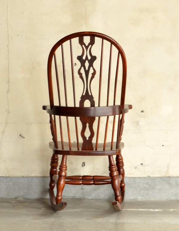 ゆらゆら揺れるアンティークの椅子、木製のロッキングチェア(k-829-c