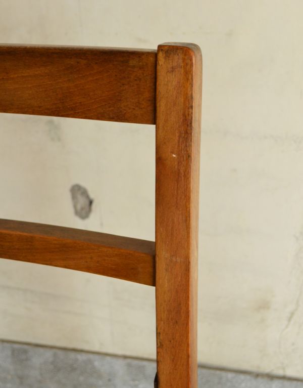 キッチンチェア　アンティーク チェア　重ねて使えるアンティークチェア、シンプルなスタッキングチェア。木目や色は1脚1脚微妙に違いますが、どれもキレイに仕上げています。(k-831-c)