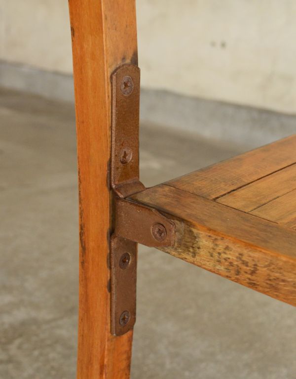 キッチンチェア　アンティーク チェア　重ねて使えるアンティークチェア、シンプルなスタッキングチェア。いくつかアイアンで補強されています。(k-831-c)