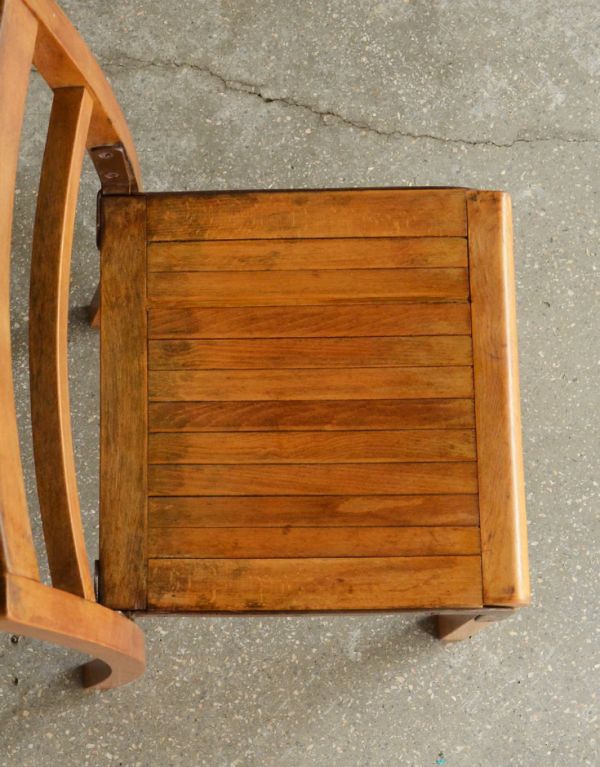 キッチンチェア　アンティーク チェア　重ねて使えるアンティークチェア、シンプルなスタッキングチェア。使い込まれた座面は味わいたっぷりです。(k-831-c)