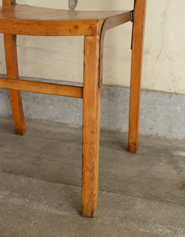 キッチンチェア　アンティーク チェア　重ねて使えるアンティークチェア、シンプルなスタッキングチェア。きちんとお直ししていますので、大柄な男性でも安心してお掛け下さい。(k-831-c)