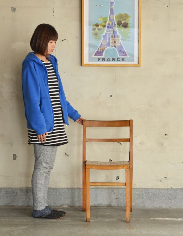 キッチンチェア　アンティーク チェア　重ねて使えるアンティークチェア、シンプルなスタッキングチェア。どこか懐かしさを感じるデザインとシンプルさがスクールチェアの魅力です！（モデルの身長は160cmです）【 全体 】幅43.5×奥行42×高さ81cm【 座面 】幅36×奥行35×高さ46cm。(k-831-c)