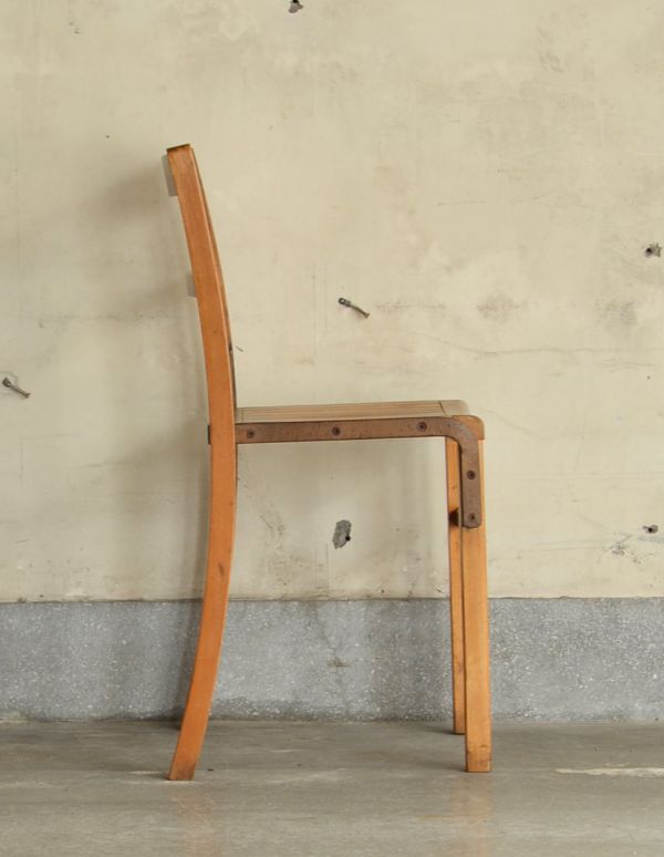 キッチンチェア　アンティーク チェア　重ねて使えるアンティークチェア、シンプルなスタッキングチェア。どこから見ても絵になります。(k-831-c)