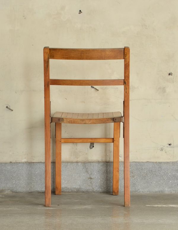 キッチンチェア　アンティーク チェア　重ねて使えるアンティークチェア、シンプルなスタッキングチェア。アンティークなので、年月を経て、味わい深い色になっています。(k-831-c)