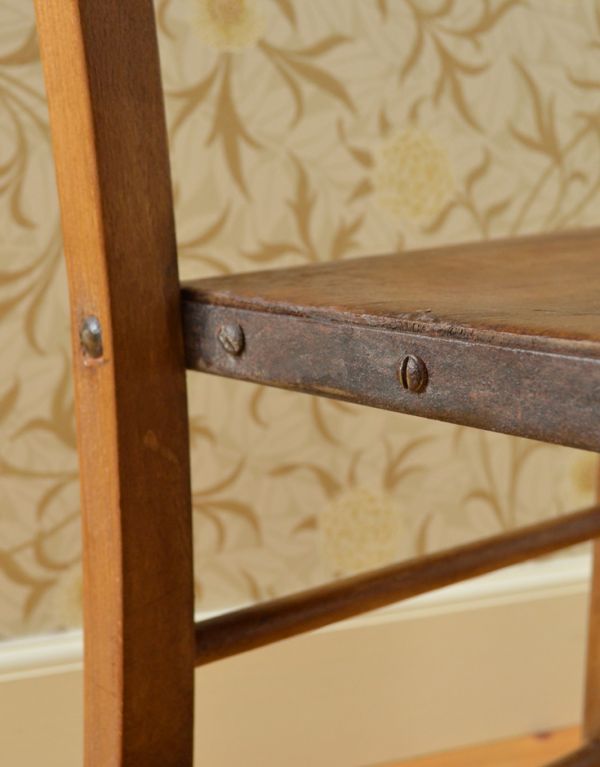 キッチンチェア アンティーク チェア シンプルなアンティークチェア、学校で使われていたスクールチェア。脚を固定するための金物が付いています。(k-849-c)