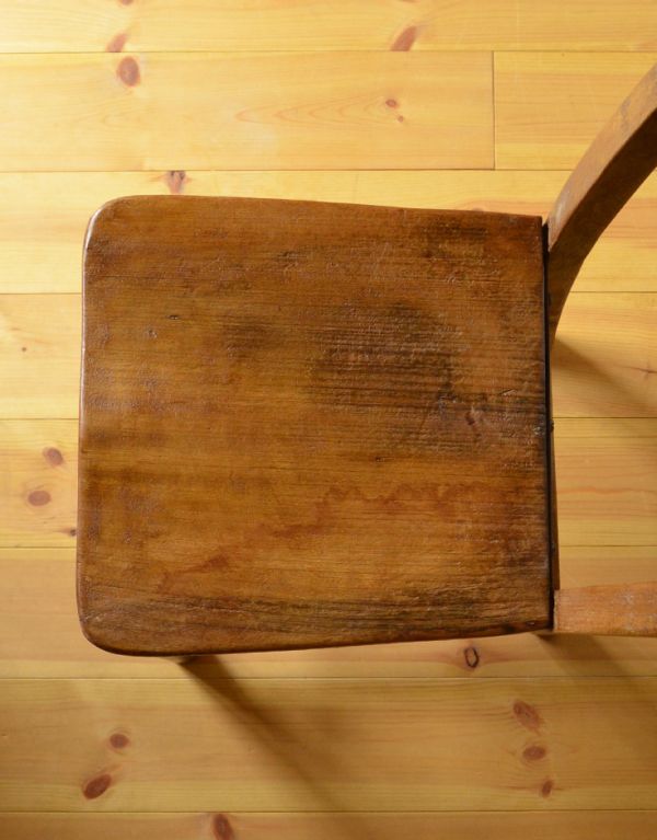 キッチンチェア アンティーク チェア シンプルなアンティークチェア、学校で使われていたスクールチェア。座面には、座ぐりと言って、長時間座ってお話を聞いてもラクなようにお尻の形に彫が入っています。(k-849-c)