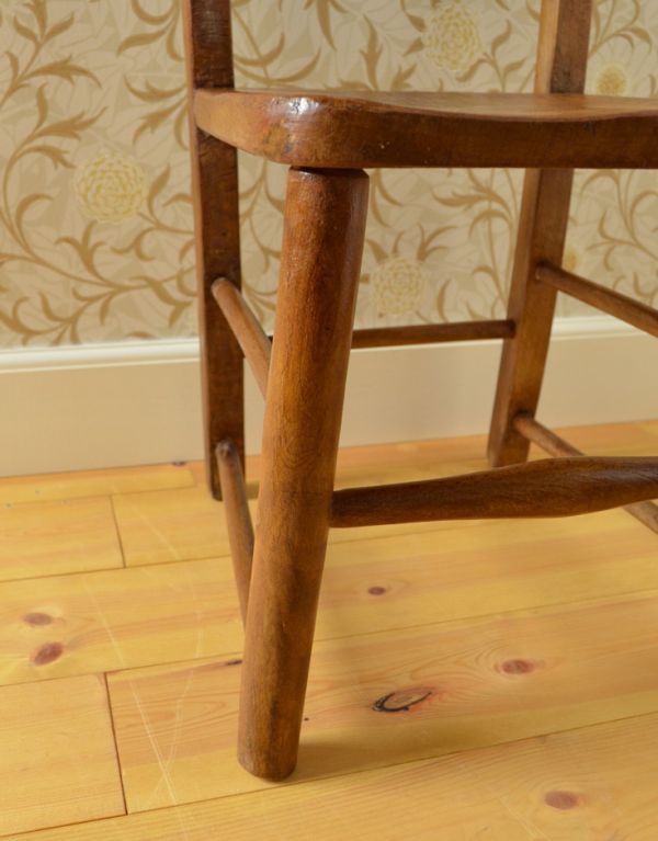 キッチンチェア アンティーク チェア シンプルなアンティークチェア、学校で使われていたスクールチェア。専門の職人がメンテナンスしているので、大人が座っても大丈夫なんです!※フェルトキーパーをお付けしてお届けしています。(k-849-c)