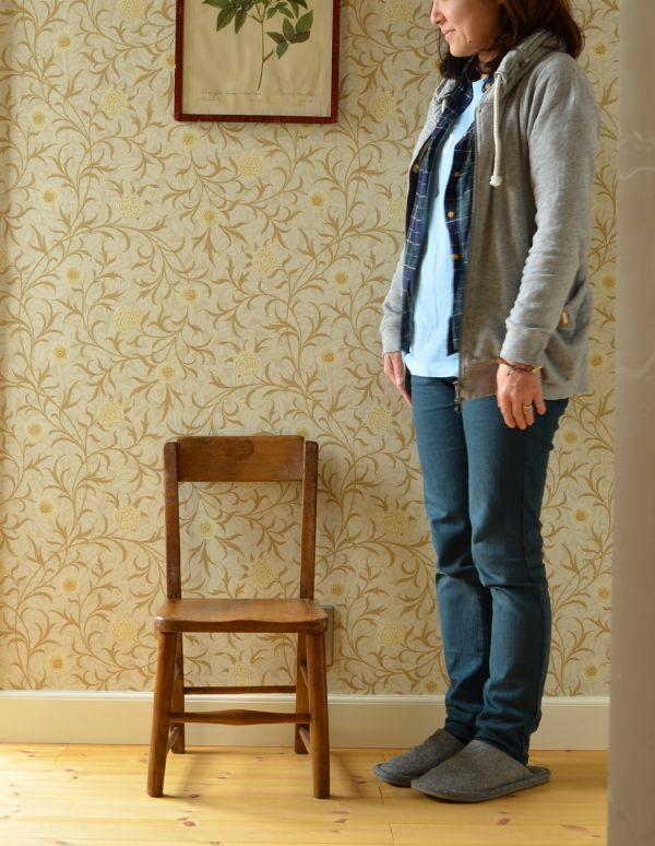 キッチンチェア アンティーク チェア シンプルなアンティークチェア、学校で使われていたスクールチェア。どこか懐かしさを感じるデザインとシンプルさがスクールチェアの魅力です!(モデルの身長は158cmです)【 全体 】幅32×奥行38×高さ61cm【 座面 】幅30.5×奥行31×高さ31.5cm。(k-849-c)