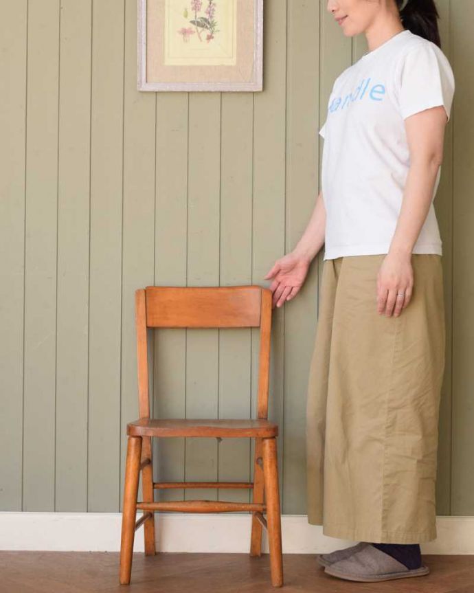 キッチンチェア　アンティーク チェア　素朴なデザインが可愛いアンティークの木製スクールチェア。学校用に作られた生徒さんのための椅子ムダがないデザインのスクールチェアは軽くて持ち運びもラク。(k-851-c)