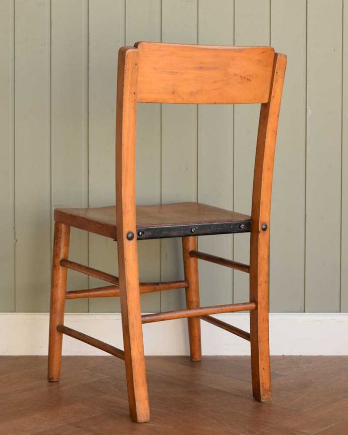 キッチンチェア　アンティーク チェア　素朴なデザインが可愛いアンティークの木製スクールチェア。後ろから見ても可愛いんです。(k-851-c)