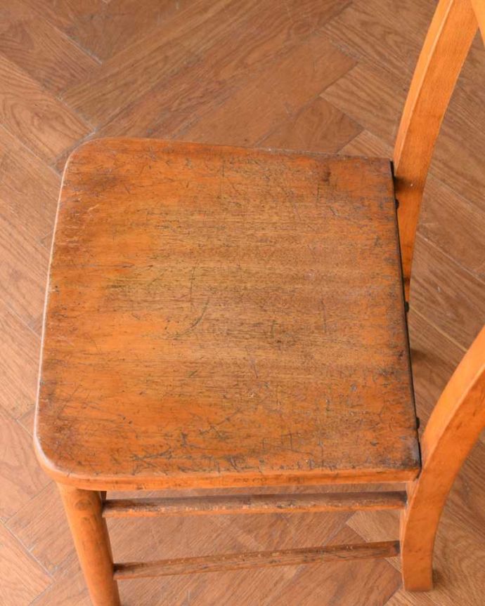 キッチンチェア　アンティーク チェア　素朴なデザインが可愛いアンティークの木製スクールチェア。座面に隠されたヒミツ「座繰り」と言って、お尻と太もも部分に彫が入っているんです。(k-851-c)