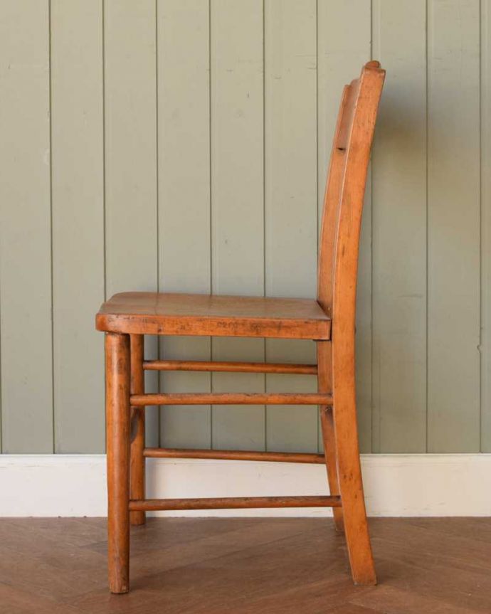 キッチンチェア　アンティーク チェア　素朴なデザインが可愛いアンティークの木製スクールチェア。横顔もほっこりデザイン横から見ても、なんだかほっこりぬくもりあるデザインです。(k-851-c)