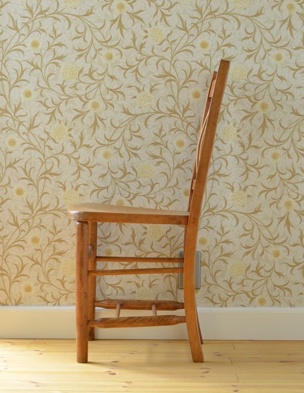 チャーチチェア　アンティーク チェア　イギリスのアンティークチェア、かわいい木製のチャペルチェア。背もたれは背中を沿うようにカーブしていて、とっても座りやすくなっています。(k-865-c)