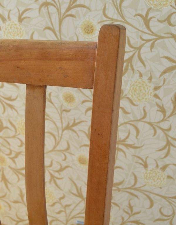 チャーチチェア　アンティーク チェア　イギリスのアンティークチェア、かわいい木製のチャペルチェア。アンティークなので、年月を経て、味わい深い色になっています。(k-865-c)