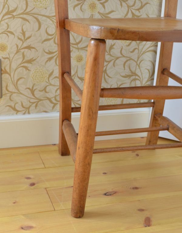 チャーチチェア　アンティーク チェア　イギリスのアンティークチェア、かわいい木製のチャペルチェア。メンテナンスをしっかりしているので、大柄な男性でも安心してお掛けください。(k-865-c)