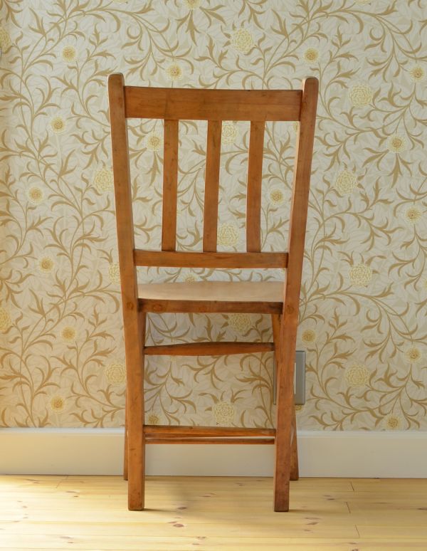 チャーチチェア　アンティーク チェア　イギリスのアンティークチェア、かわいい木製のチャペルチェア。後ろ姿も絵になるチャーチチェア。(k-865-c)