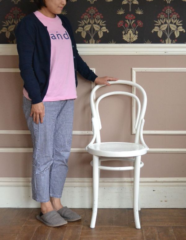 k-899-c アンティークベントウッドチェア(ホワイト)のモデル入り