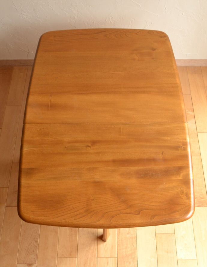 アーコールの家具　アンティーク家具　アーコール社のアンティーク家具、伸張式のコーヒーテーブル。丸くて可愛い天板。(k-910-f-1)