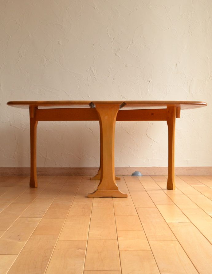 アーコールの家具　アンティーク家具　アーコール社のアンティーク家具、伸張式のコーヒーテーブル。脚のデザインがスタイリッシュでかっこいい！人気の北欧インテリアやシンプルモダンのお部屋にもピッタリですよ。(k-910-f-1)