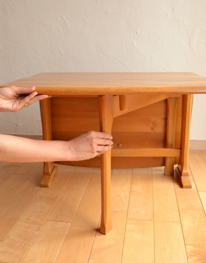 アーコールの家具　アンティーク家具　アーコール社のアンティーク家具、伸張式のコーヒーテーブル。脚を引っ張り出すだけなので、組み立ても簡単！女性の力で大丈夫です。(k-910-f-1)