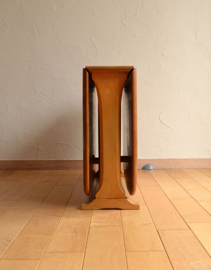 アーコールの家具　アンティーク家具　アーコール社のアンティーク家具、伸張式のコーヒーテーブル。片側だけ閉じれば、壁につけてデスクとしても使えます。(k-910-f-1)