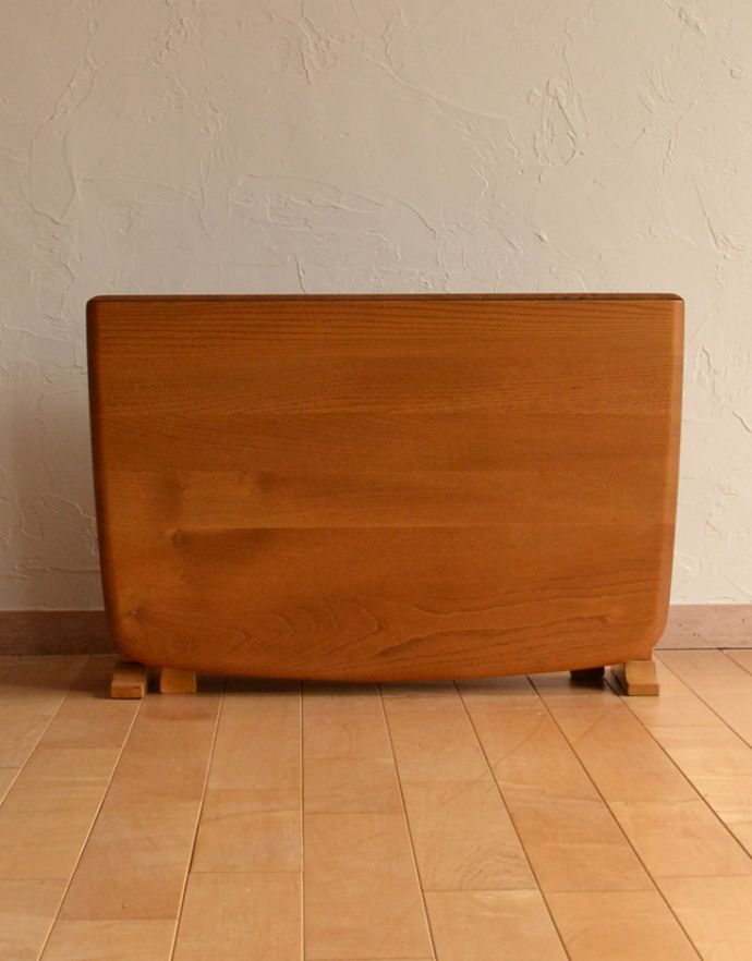 アーコールの家具　アンティーク家具　アーコール社のアンティーク家具、伸張式のコーヒーテーブル。閉じるとこんなにコンパクトになるので、壁に付けて片付けることも可能です。(k-910-f-1)