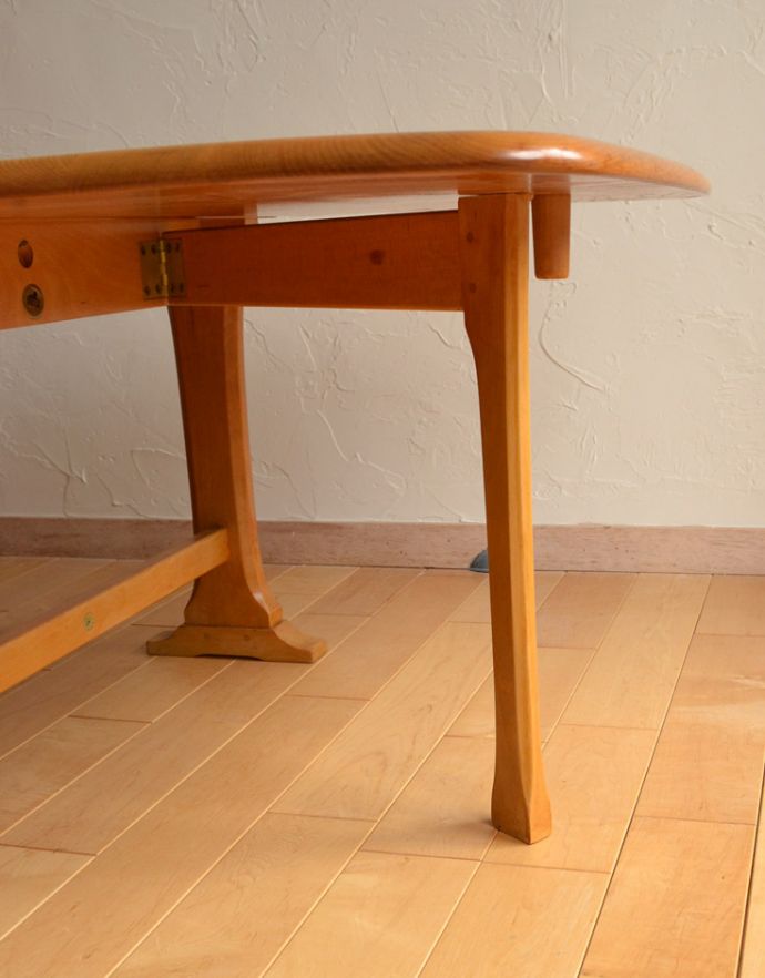 アーコールの家具　アンティーク家具　アーコール社のアンティーク家具、伸張式のコーヒーテーブル。金具もメンテナンスしてありますのでスムーズに動きます。(k-910-f-1)