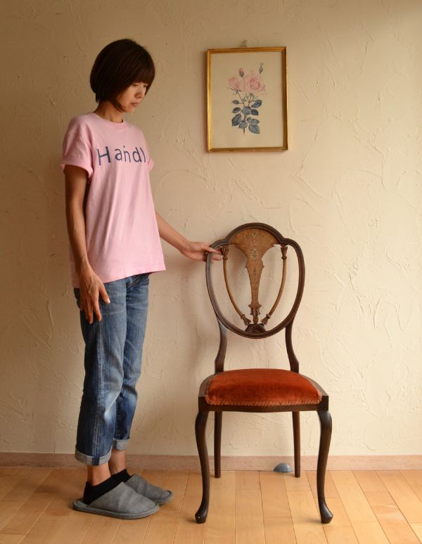 サロンチェア アンティーク チェア マホガニー材のアンティークチェア、美しい背もたれのサイドチェア。上品な雰囲気が漂います。(k-926-c)