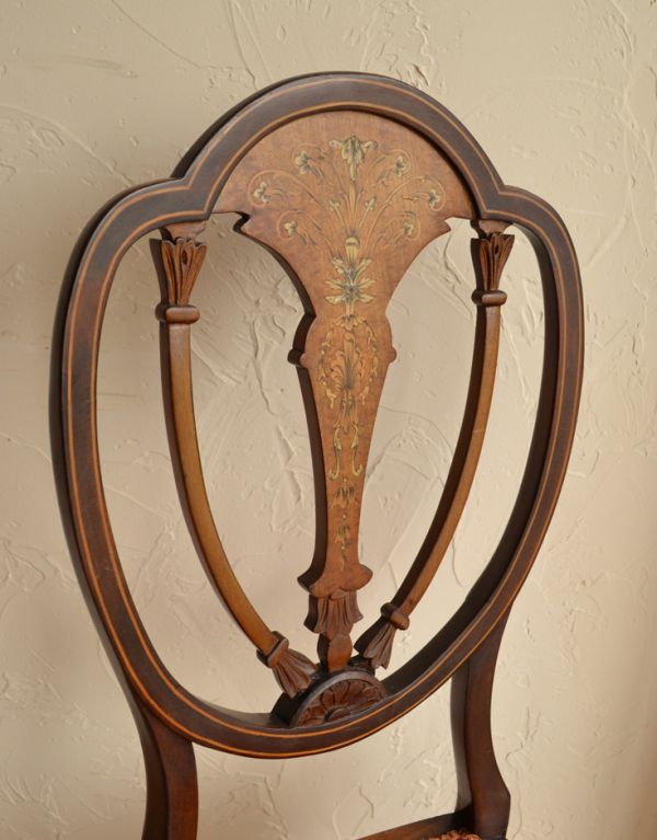 サロンチェア アンティーク チェア マホガニー材のアンティークチェア、美しい背もたれのサイドチェア。木目や色は1脚1脚微妙に違いますが、どれもキレイに仕上げています。(k-926-c)