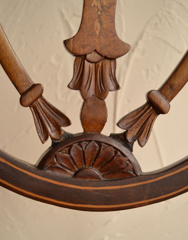 サロンチェア アンティーク チェア マホガニー材のアンティークチェア、美しい背もたれのサイドチェア。背もたれにはこだわった装飾が施されています。(k-926-c)