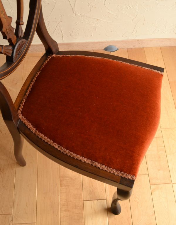 サロンチェア アンティーク チェア マホガニー材のアンティークチェア、美しい背もたれのサイドチェア。座面には布が貼ってあるので、長時間座っても疲れません。(k-926-c)