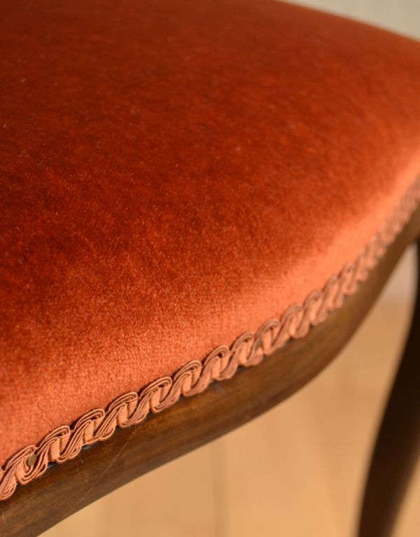 サロンチェア アンティーク チェア マホガニー材のアンティークチェア、美しい背もたれのサイドチェア。鮮やかなオレンジ色のベロア生地です。(k-926-c)