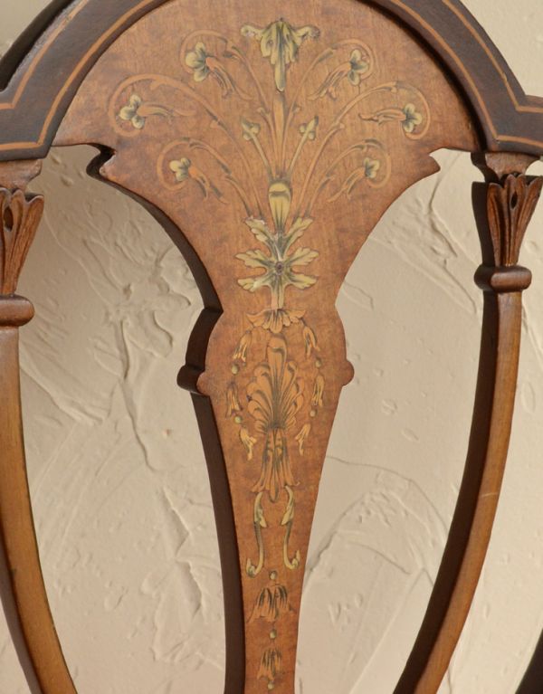 サロンチェア アンティーク チェア マホガニー材のアンティークチェア、美しい背もたれのサイドチェア。美しい象嵌がたっぷりと施されたチェア。(k-926-c)