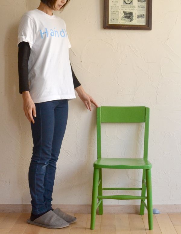 キッチンチェア　アンティーク チェア　可愛いアンティークの椅子、グリーンペイントのチャイルドチェア。見た目の可愛らしさはもちろん、ちゃんと使える小さな椅子子ども用のアンティークチェアは、玄関やリビングに置いておくだけでも可愛いんです。(k-944-c)