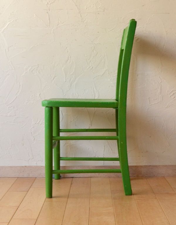 キッチンチェア　アンティーク チェア　可愛いアンティークの椅子、グリーンペイントのチャイルドチェア。横から見ても可愛い もちろん、横顔だって可愛いんです。(k-944-c)