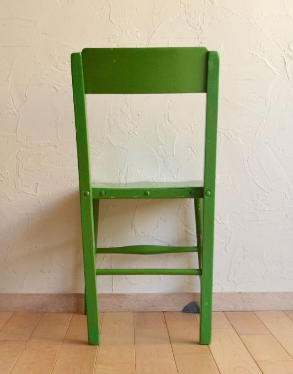 キッチンチェア　アンティーク チェア　可愛いアンティークの椅子、グリーンペイントのチャイルドチェア。後ろから見ても、やっぱり可愛い！新品ではない経年変化によるキズが、あたたかさを増してくれます。(k-944-c)